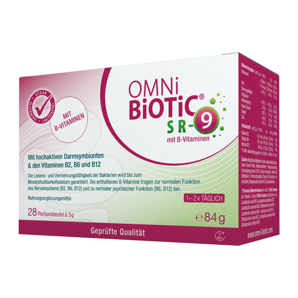 Produktpackung OMNi-BiOTiC® SR-9 mit B-Vitaminen.
Auf der Vorderseite sind Hinweise zu den enthaltenen Vitaminen B2, B6 und B12 sowie zur empfohlenen Einnahme (1–2x täglich) sichtbar.
Verpackung in Weiß, Grün und magenta mit Qualitäts-Siegel.