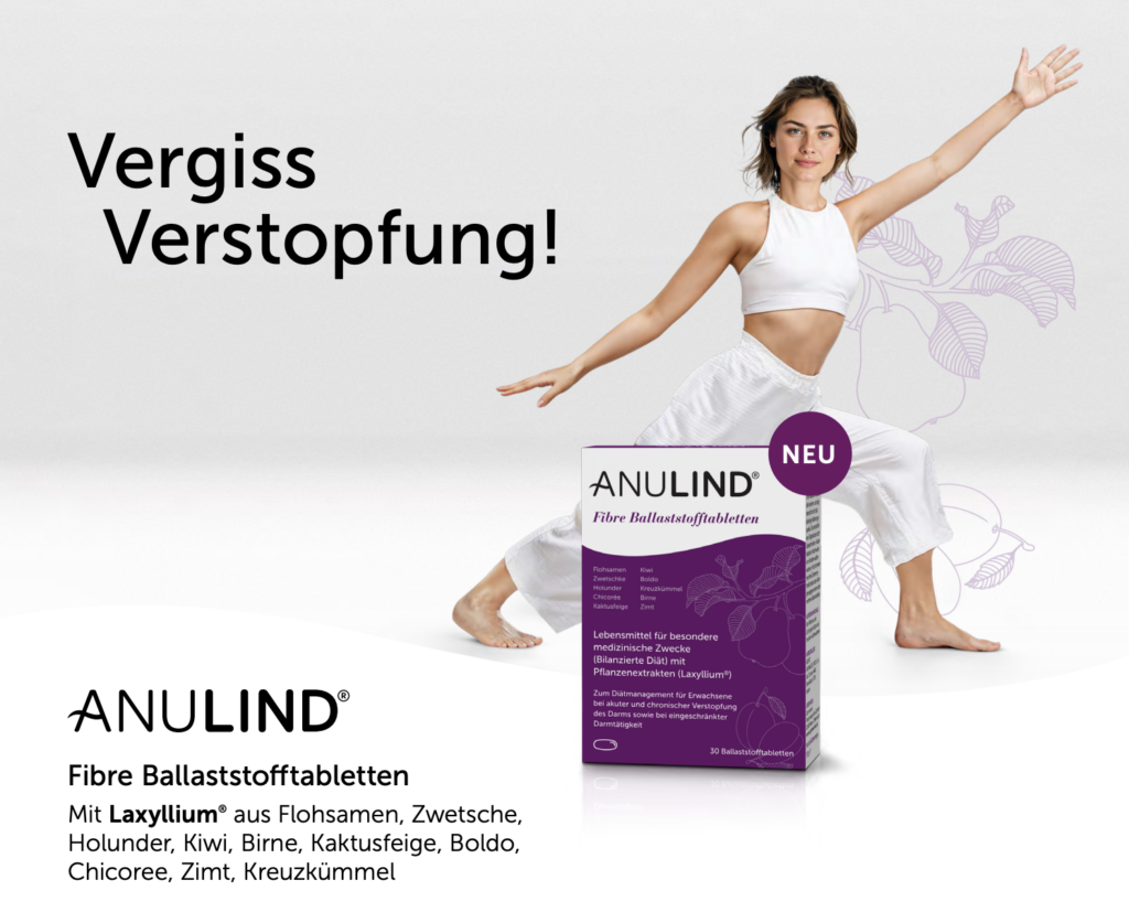 Junge Frau in weißer Kleidung in entspannter Yoga-Pose, im Vordergrund Produktabbildung Anulind Fibre Ballaststofftabletten