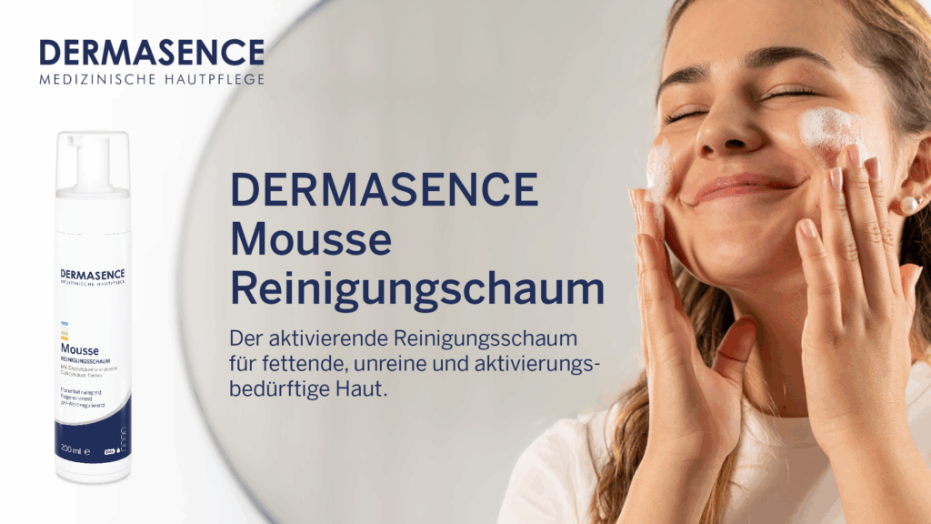 DERMASENCE Mousse Reinigungsschaum, Frau trägt den Reinigungsschaum lächelnd im Gesicht auf